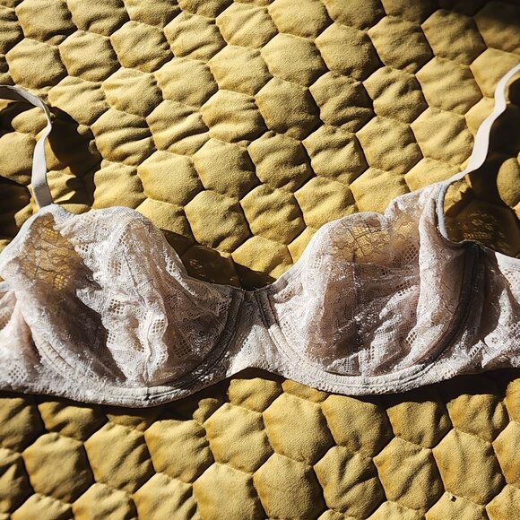 Victoria’s Secret Body by Victoria – Unlined Demi Bra 32DDD - Picture 1 of 3